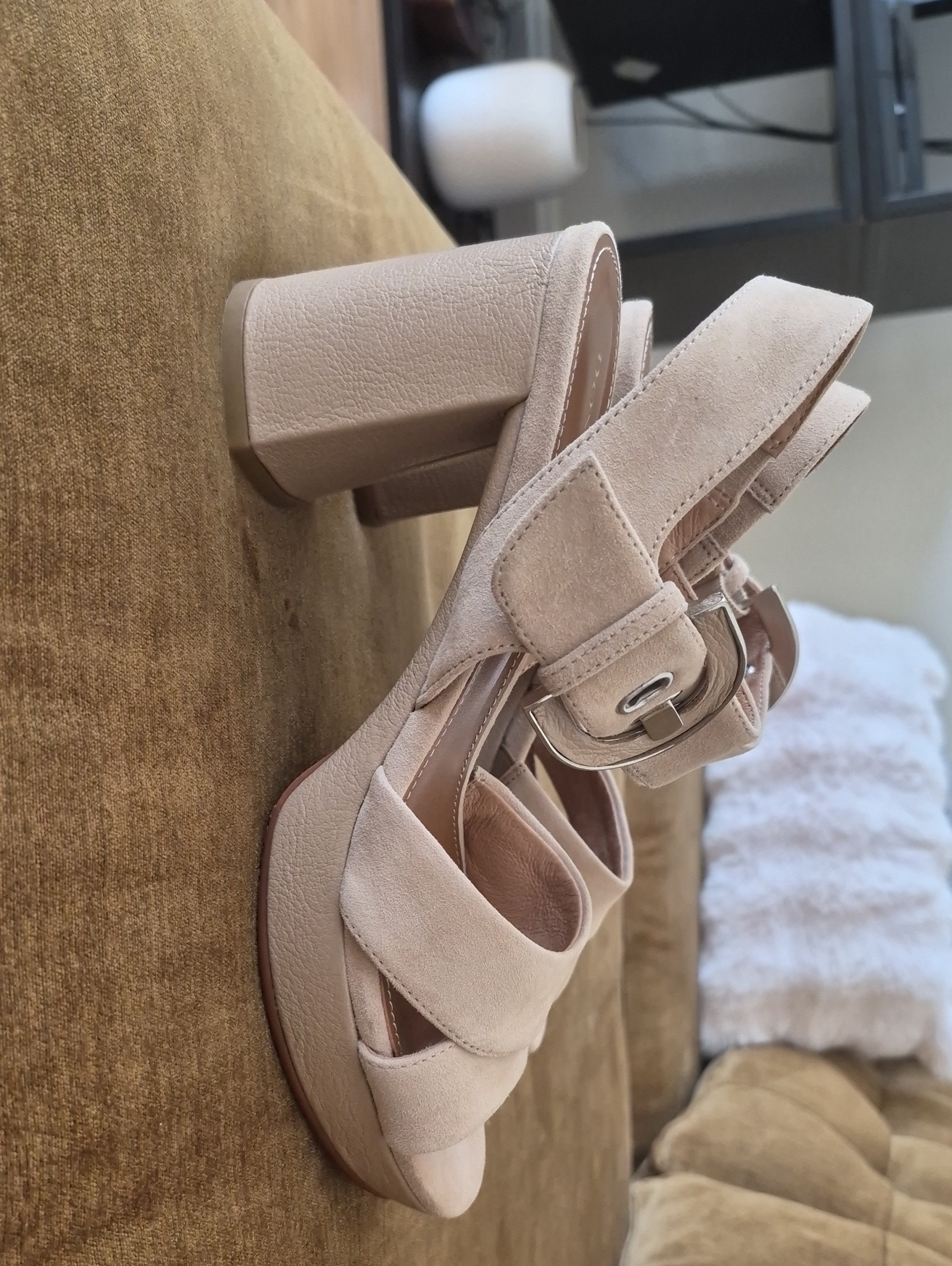 Never Worn Donald Pliner Women's Beige Suede Block Heel Sandals.